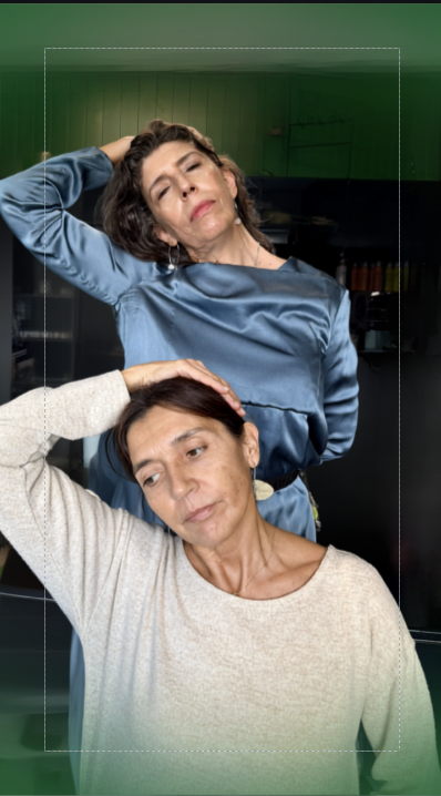 Duas participantes a praticar um alongamento de Face Yoga